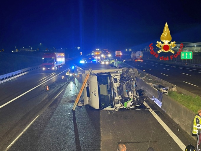 Tamponamento tra due camion in A1: caos e disagi in autostrada