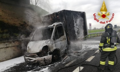 Furgone prende fuoco in autostrada: sulla A1 arrivano i Vigili del Fuoco