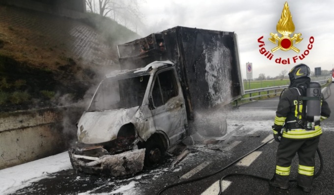 Furgone prende fuoco in autostrada: sulla A1 arrivano i Vigili del Fuoco