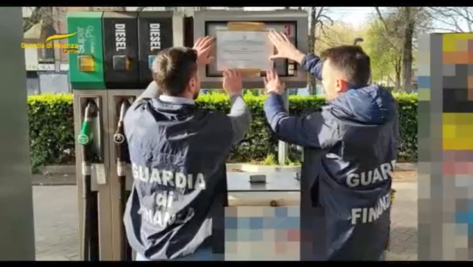 Prezzi del carburante super concorrenziali: un distributore sotto sequestro