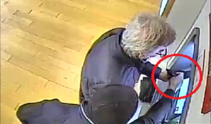 Derubato di 2mila euro durante il prelievo al Bancomat: ladro identificato e denunciato