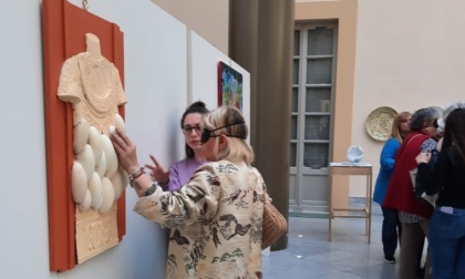 “Fare sentire l’arte”: a Lodi la mostra dove si guarda con gli “occhi” delle mani