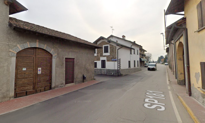 Merlino, cisterna del latte si ribalta e abbatte una parte di muro di un edificio