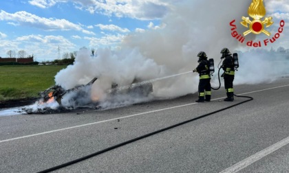 Paura sulla provinciale: auto prende fuoco e viene divorata dalle fiamme
