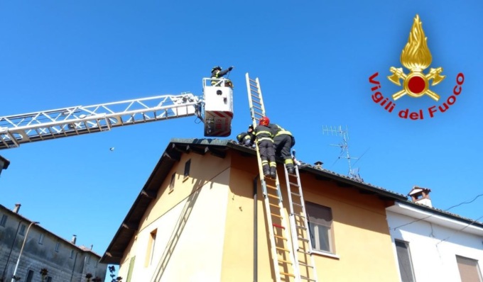 Si sente male mentre esegue lavori sul tetto di casa, portato a terra dai VvF