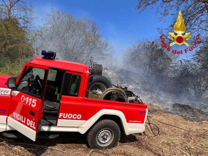 A fuoco 3mila metri quadri di sottobosco: le fiamme vicino alle abitazioni