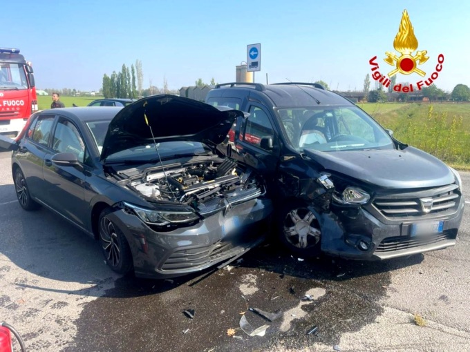 Schianto tra due auto: soccorsa anche una donna incinta