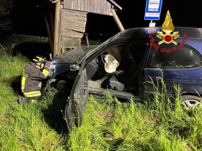 Esce di strada, sfonda una pensilina e non si sottopone all’alcoltest: denunciato