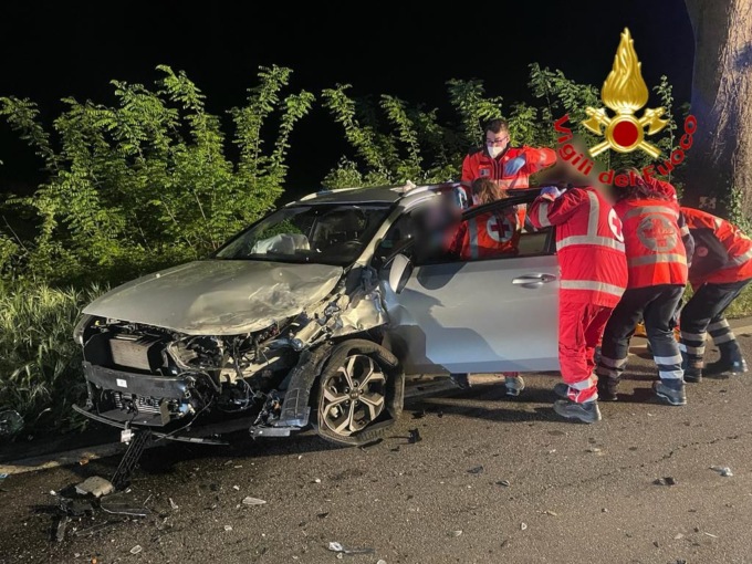 Schianto frontale tra due auto: quattro persone finiscono in ospedale