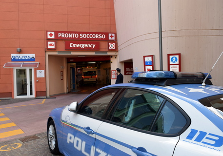 Estrae una bottiglia di alcol e minaccia di darsi fuoco, paura per un 40enne in ospedale a Lodi