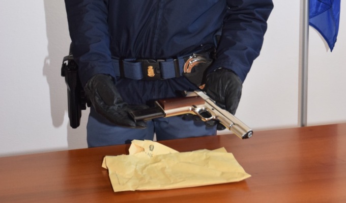 Da Lodi a Crema con una pistola (giocattolo) sotto i vestiti: 18enne nei guai