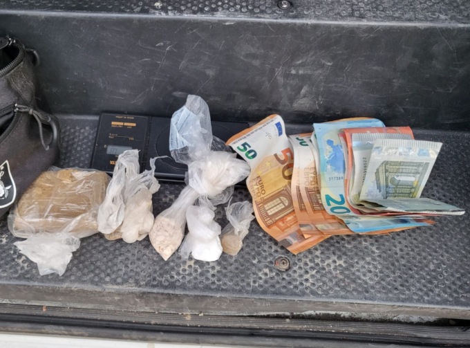 Spaccio nei campi: la droga era nascosta sotto due grossi alberi
