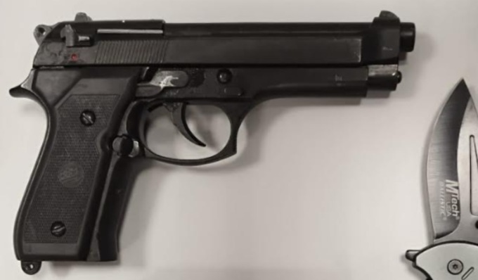 Parco Isola Carolina: sparano colpi in aria e puntano una pistola contro i passanti