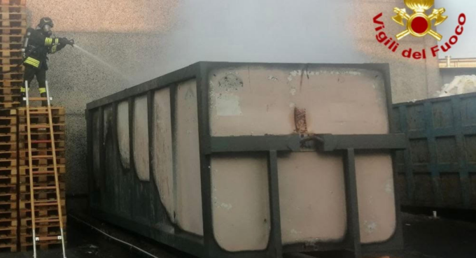 Incendio sul lavoro a Lodi Vecchio: a fuoco container di rifiuti