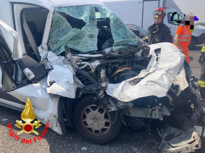 Scontro tra un furgone e un camion nel Lodigiano sulla A1, coinvolti in due
