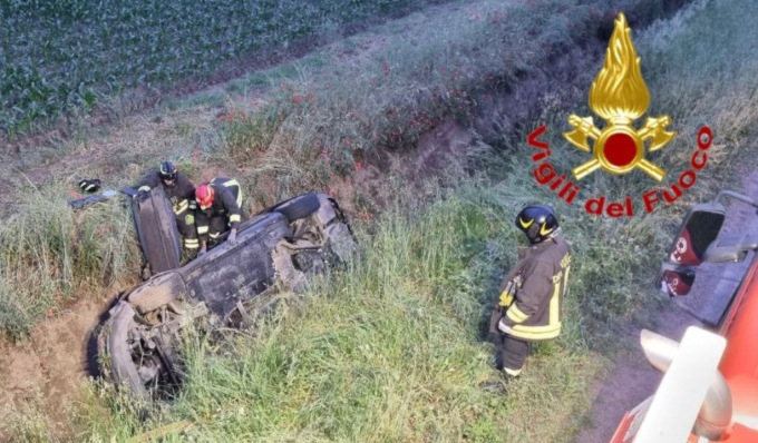 Esce di strada a Bertonico, estratto dai pompieri il 53enne bloccato nell’auto