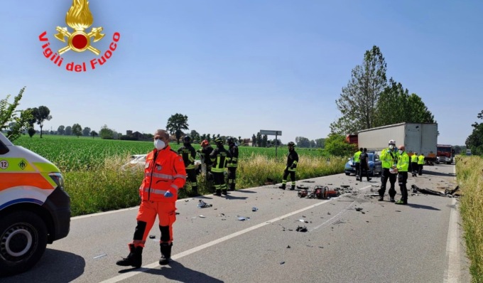 Schianto frontale tra auto e mezzo pesante, muore 58enne