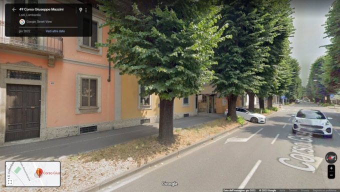 Anziana rapinata della collana sul pianerottolo di casa propria