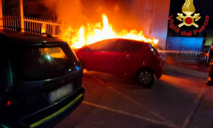 Sant'Angelo Lodigiano, a fuoco due auto in sosta nella notte