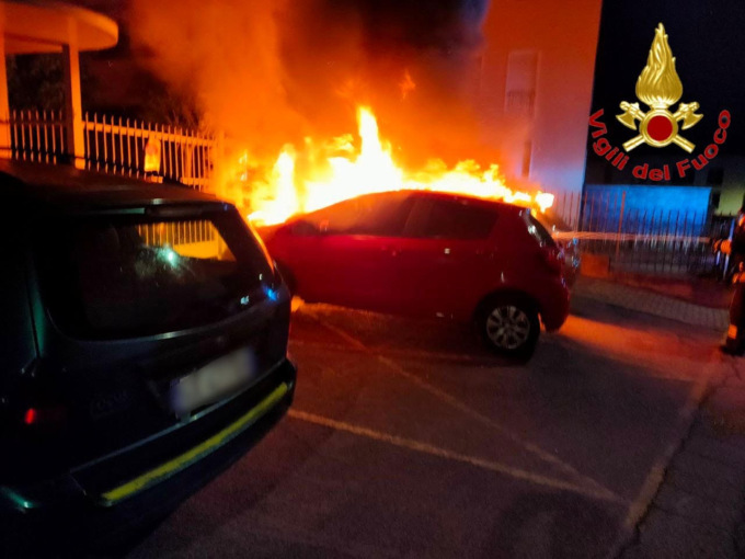 Sant’Angelo Lodigiano, a fuoco due auto in sosta nella notte