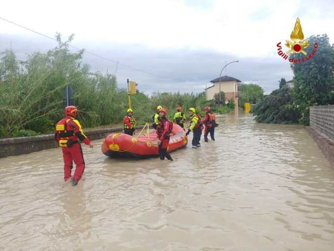 Vigili del fuoco lombardi nelle zone dell’alluvione in Romagna: immagini e video