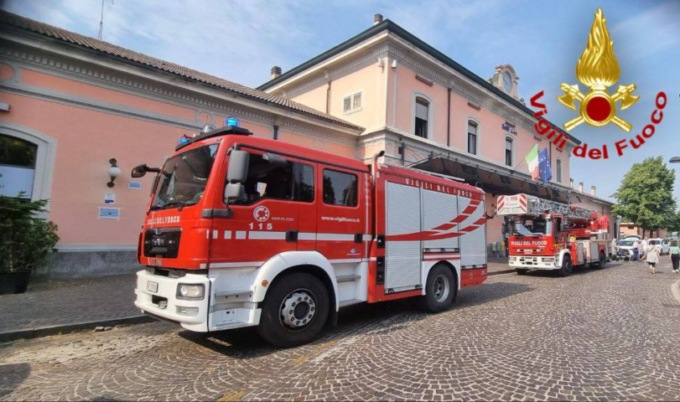 Principio d’incendio in un sottotetto alla stazione di Lodi, pronto intervento dei pompieri
