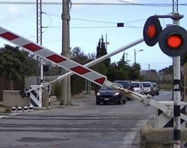 Perde il controllo e sbatte contro le sbarre del passaggio a livello, 38enne rischia il frontale