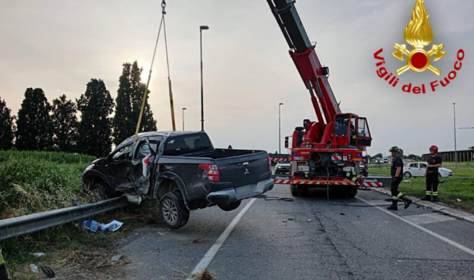 Casaletto Lodigiano, incidente sulla Sp17: un’auto finisce contro il guard-rail