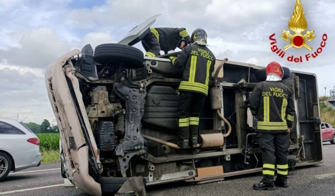 Camper si ribalta in A1: quattro feriti e autostrada chiusa