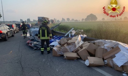 Tir perde quintali di carico sulla rotatoria: finiscono in strada anche prodotti chimici