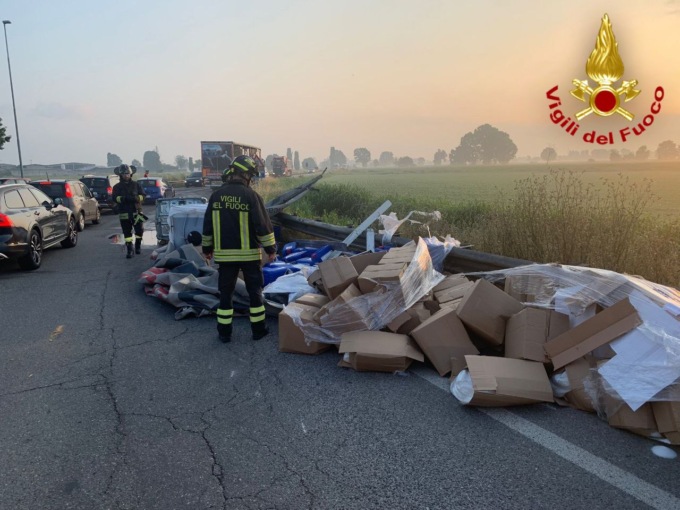 Tir perde quintali di carico sulla rotatoria: finiscono in strada anche prodotti chimici