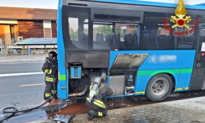 Paura sull'autobus: fumata nera e fiamme. Evacuati venti passeggeri