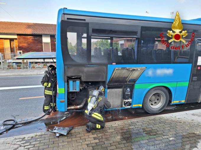 Paura sull’autobus: fumata nera e fiamme. Evacuati venti passeggeri