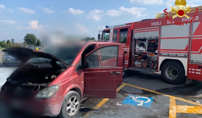 Pullmino prende fuoco: in A1 arrivano i Vigili del Fuoco