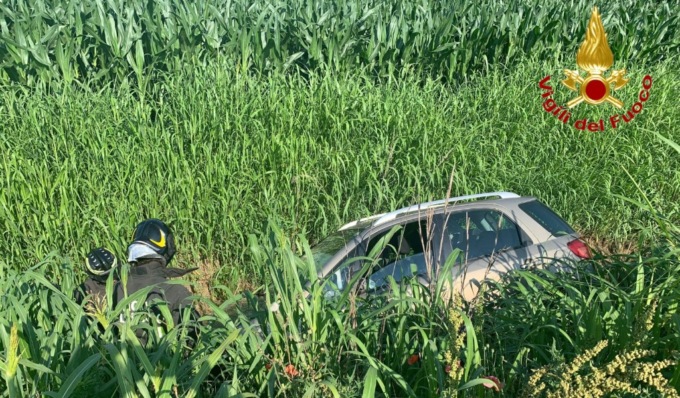 Esce di strada con l’auto e finisce in un campo: 58enne in ospedale