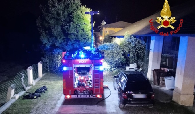 Fiamme nella notte a Sant’Angelo: quattro evacuati per incendio in abitazione