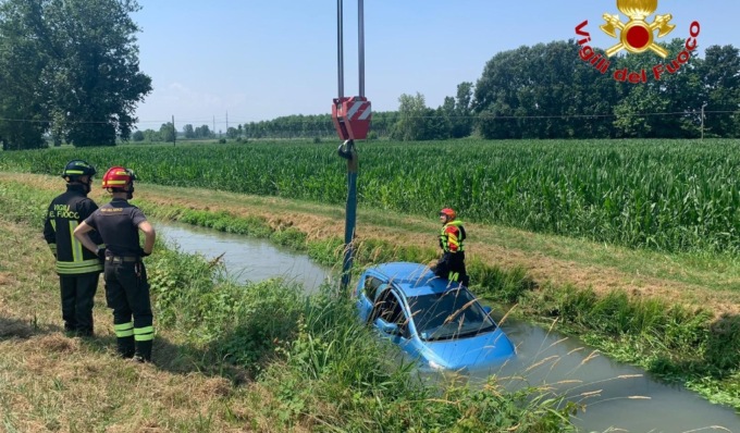 Esce di strada e finisce in un fossato pieno d’acqua: 84enne in ospedale