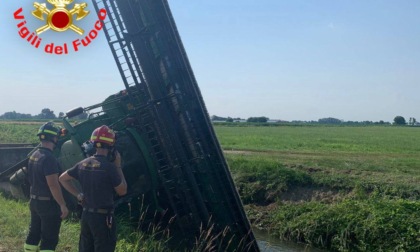 Mietitrebbia si rovescia in un fosso: paura per il conducente