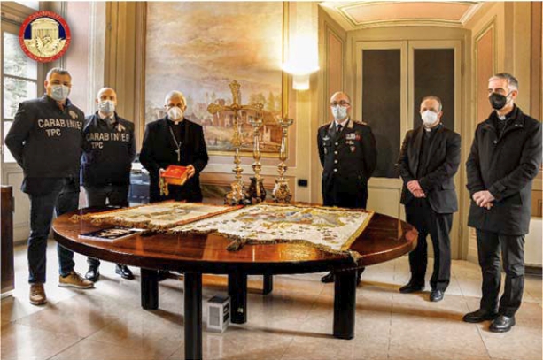 Croci, candelieri e beni ecclesiastici ritrovati dai carabinieri e restituiti alle parrocchie