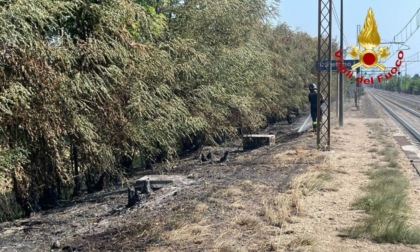 Incendio sterpaglie lungo la linea ferroviaria: arrivano i Vigili del Fuoco