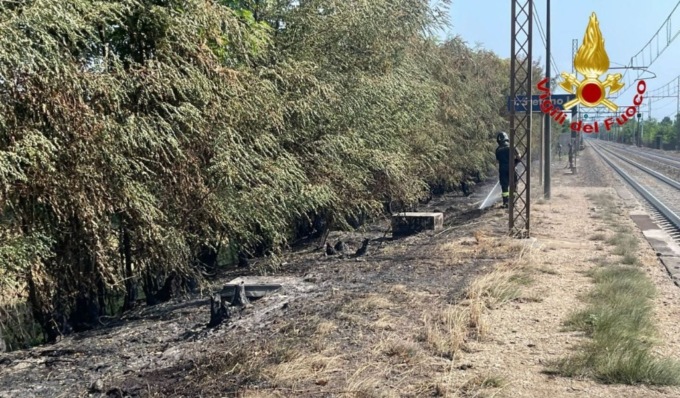 Incendio sterpaglie lungo la linea ferroviaria: arrivano i Vigili del Fuoco