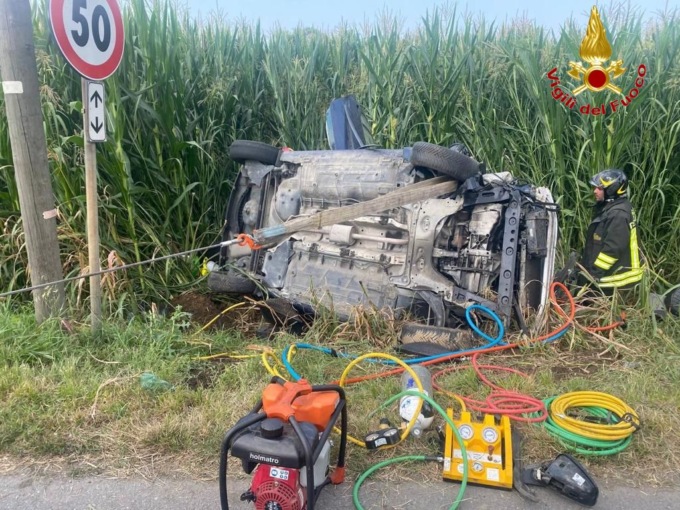 Schianto tra due vetture, una si ribalta fuori strada: quattro feriti, uno incastrato nell’abitacolo