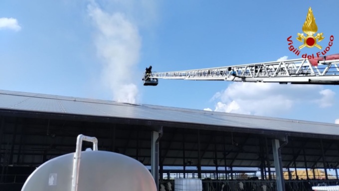 Pannelli fotovoltaici in fiamme nel Lodigiano, fondamentale l’intervento dei pompieri
