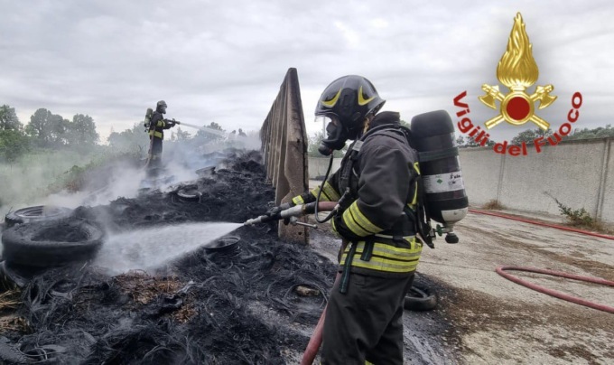 Paura a Castelgerundo: centinaia di pneumatici a fuoco in una discarica a cielo aperto