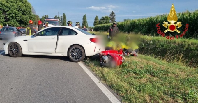 Schianto tra scooter e auto: 55enne all’ospedale di Pavia con l’elisoccorso