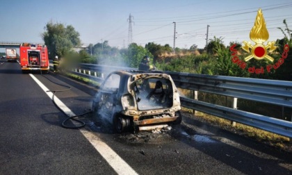 Auto prende fuoco lungo l'autostrada A1: mezzo distrutto dalle fiamme