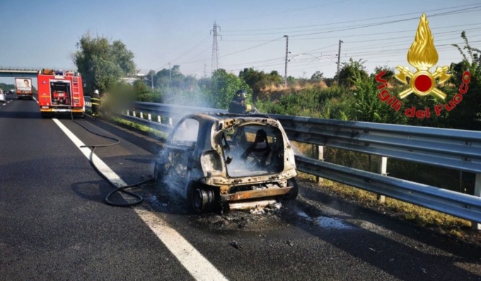 Auto prende fuoco lungo l’autostrada A1: mezzo distrutto dalle fiamme