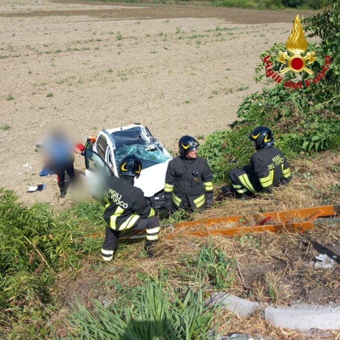 Auto contro un camion sulla statale 9: due gravi in ospedale