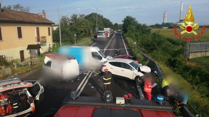 Schianto tra quattro mezzi: paura e via Emilia bloccata tra Tavazzano e San Grato