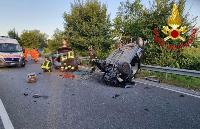 Carambola tra auto lungo la provinciale: in tre finiscono in ospedale